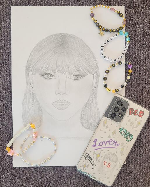 "Ein von meiner 14-jährigen Tochter Amelie selbst gezeichnetes Portrait von ihrem Lieblingsstar. Natürlich dürfen bei einem richtigen Swiftie die Armbänder nicht fehlen, daher wurden diese auch im Duzend hergestellt und eine Handyhülle hat sie sich auch noch gestaltet", schreibt Daniela Regenhardt. | Foto: privat