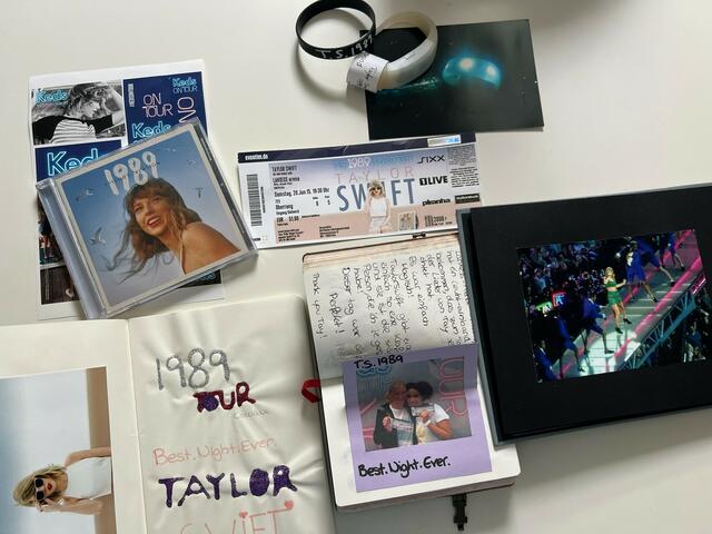 "All die Gegenstände, die hier zu sehen sind, bedeuten mir bis heute sehr sehr viel. Besonders wichtig ist für mich und alle anderen Swifties das zuletzt neu aufgenommene Album '1989 Taylor’s Version' (oben links). Nachdem Taylor Swift nämlich die Möglichkeit genommen wurde, die Rechte an ihrer eigenen Musik zu besitzen, hat sie alle ihre alten Alben neu aufgenommen, um wieder die Kontrolle über ihre Musik zu erlangen und ein Zeichen zu setzen. Das war meiner Meinung nach eine starke Entscheidung, da vielen Künstlern nach wie vor die Rechte an ihrer Musik verwehrt werden", schreibt Kisha Wessing. | Foto: privat