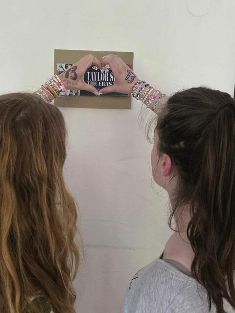 "Auf dem Foto sind meine 15-jährige Tochter und ich (Mama) zu sehen. Sie hatte letzte Woche Geburtstag
und wünscht sich nichts sehnlichster als zu einem Taylor Swift Konzert zu gehen", schreibt Sonja Fauser. | Foto: privat