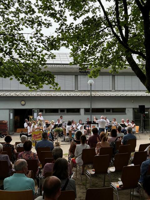 Die Musizierenden und das Publikum trotzten den schwülen Temperaturen. | Foto: C. Hardock