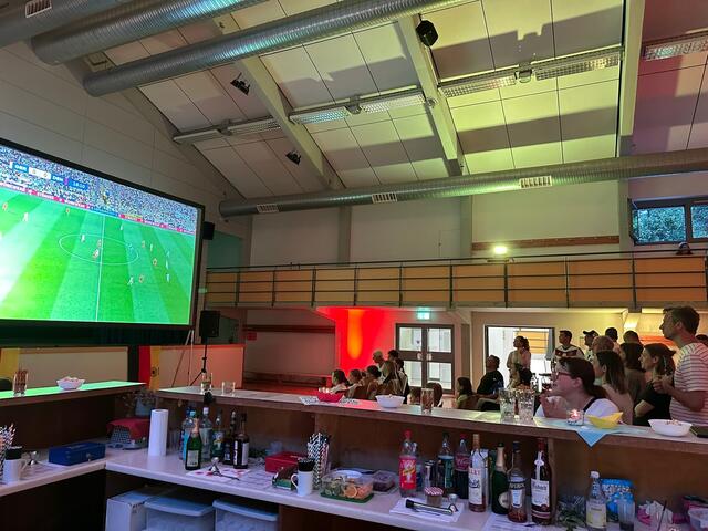 Im Anschluss fand in der Halle das Public Viewing statt. | Foto: L. Speck