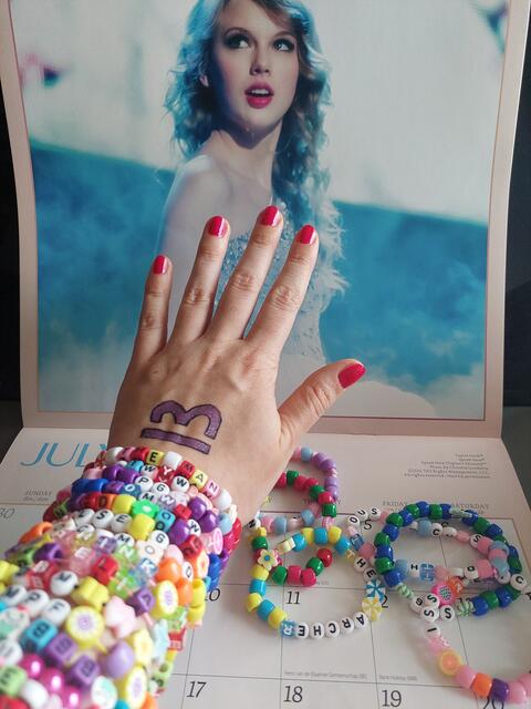 "Taylors Zeile 'make the friendship bracelets' habe ich natürlich beim Wort genommen und schon ganz viele Freundschaftsarmbänder gebastelt, um diese dann hoffentlich beim Konzert in München mit anderen Swifties zu tauschen. Mit der zweiten Karte würde ich meine beste Freundin überraschen, die Taylor auch noch nie live sehen konnte - it's been a long time coming!", schreibt Eva Herrmann. | Foto: privat