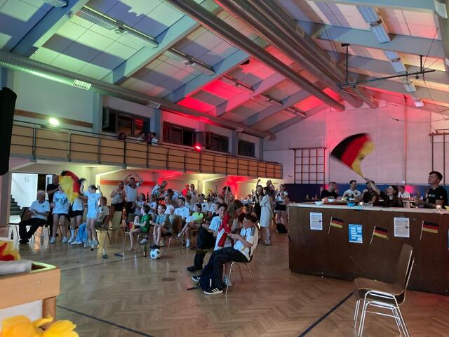 Im Anschluss fand in der Halle das Public Viewing statt. | Foto: L. Droll