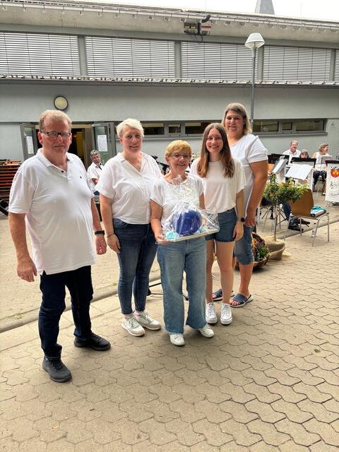 Hedwig Bouc-Zimmermann (dritte von links) mit den Vorsitzenden und Jugendleiterin Lea Speck (zweite von rechts). | Foto: C. Hardock