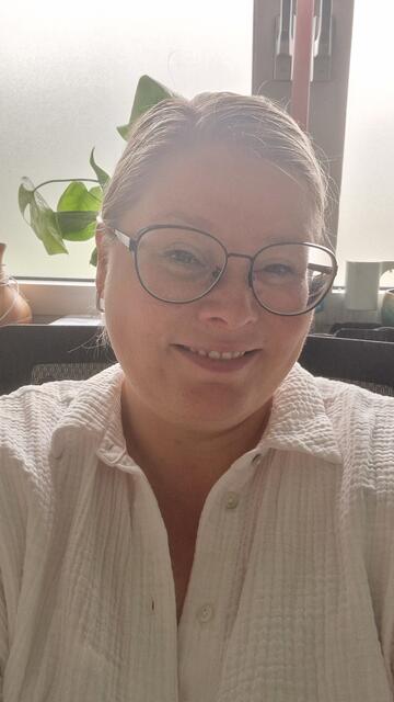 "Der ultimative Swiftie sieht aus wie DU und ICH. Um ein ultimativer Swiftie zu sein, musst du gar nicht besonders aussehen, Dich kleiden, schminken, Kleider basteln. 
Du trägst Taylor Swift in Deinem Herzen! Sie berührt Dich mit ihren Songs. Du kannst die Songs mitsingen, sie mitfühlen und einfach lachen, heulen und kreischen", schreibt Sonja Behrent. | Foto: privat