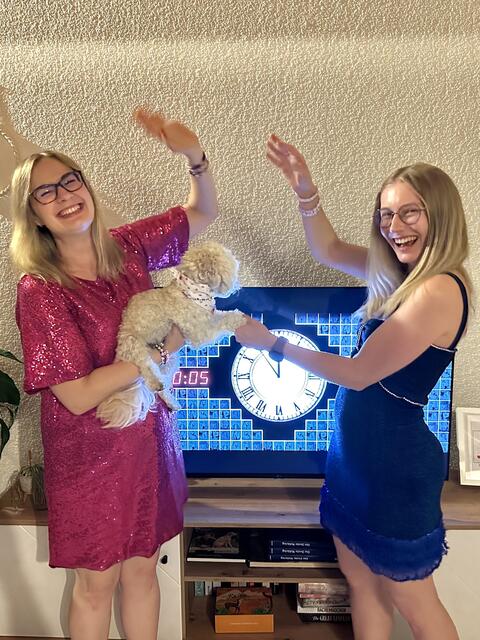 "Das Taylor Swift Fieber ist vollends ausgebrochen und selbst mein kleiner Hund Millie hat das passende Outfit verpasst bekommen und trägt Stolz (zumindest rede ich mir das ein) ihr „my Mom is a Swiftie“ Kettchen. Auch mein Mann hat sich ergeben (nicht auf dem Bild, einer musste das ja knipsen) und hat zugestimmt dass auf unserer Hochzeit Love Story gesungen wird", schreibt Diana Kronenberg. | Foto: privat