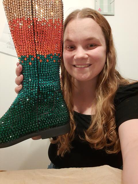 "Das bin ich. Mit einem meiner selbstgemachten und gestalteten Glizterboots, basierend auf entweder Lieblingsalben-oder Outfits bei der Eras-Tour. Grün für Taylor's grünes Folklore Kleid, Orange für den orangenen 1989-Zweiteiler, Türkis für mein Lieblingsalbum 1989 und die Champagner-Farbe ganz oben für das Folklore Album, mein zweitliebstes", schreibt Line Inga Dammann. | Foto: privat