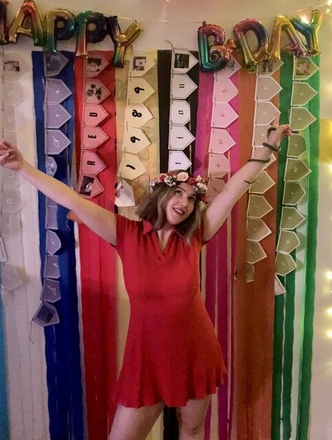 "Die Fotos sind von meinem 22. Geburtstag im Jahr 2022. Damals habe ich dem Lied „22“ von Taylor Swift entsprechend eine Mottoparty gefeiert. Ein Monat nach meinem Geburtstag hat Taylor Swift dann ihre Eras Tour angekündigt, bei der sie all ihre Alben spielt. Sozusagen habe ich das mit meiner Geburtstagsfeier vorausgesagt…", schreibt Livia Leidholdt. | Foto: privat