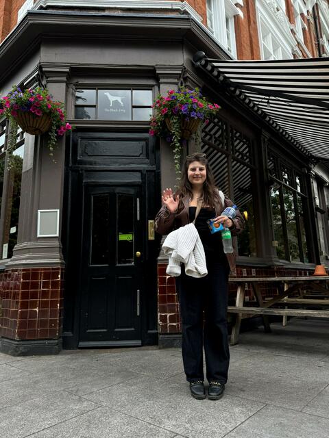 "Hier seht ihr ein Bild von mir vor der Bar “The Black Dog” in London. Über diese Bar singt Taylor in dem gleichnamigen Song. Bin tatsächlich extra nach London geflogen um zu dieser Bar zu gehen, weil The Black Dog mein absolutes Lieblingslied auf dem neuen Album ist", schreibt Margarita Höhn. | Foto: privat