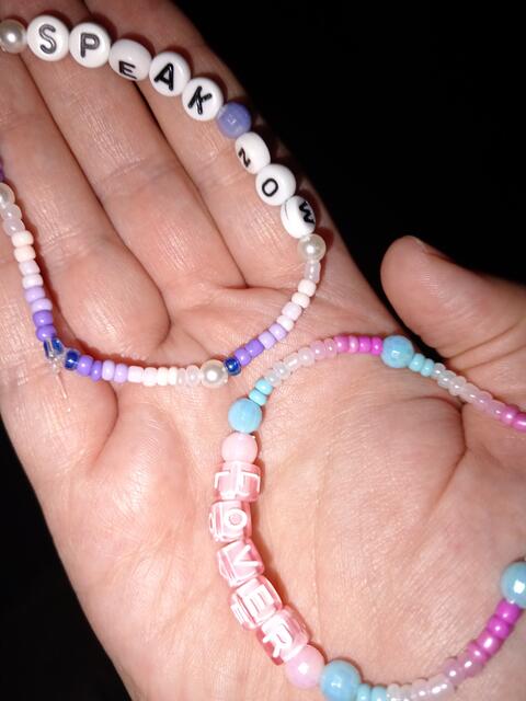 "Es wäre ein unglaublicher Traum der wahr werden würde.... Ich würde sie so gerne einmal live erleben dürfen. Leider hatte ich beim Ticketkauf kein Glück. Vor ein paar Tagen habe ich Tickets für sie im Internet ergattert, welches sich leider als betrügerischer Fehlkauf erwiesen hat. Der Verkäufer antwortet nicht mehr und ich habe 800€ verloren. Wenn ich nun doch die Möglichkeit hätte sie zu sehen, könnte ich vielleicht wieder etwas lächeln", schreibt Anna-Lena Hildebrand. | Foto: privat