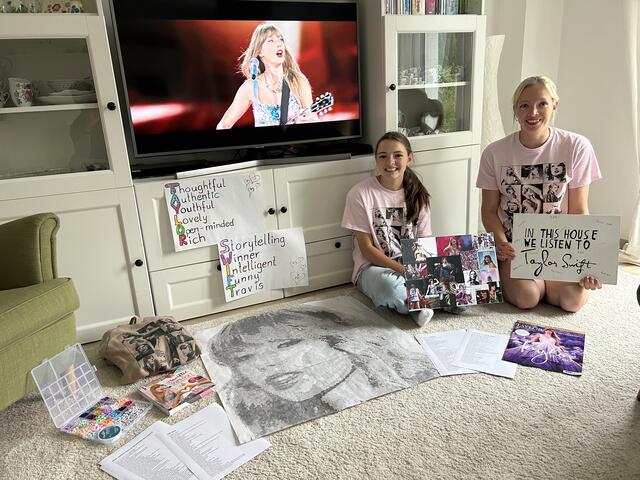 "Auf unserem Foto seht ihr meine Tochter Lotta (12) und mich, Susann (38). Wir finden, dass Taylor Swift einfach eine großartige Künstlerin ist. Sie sieht immer wunderschön aus, hat eine unverwechselbare und vielseitige Stimme, ist aber trotz des Megaerfolges immer noch authentisch. Was wir auch sehr bewundern sind ihre lyrischen Fähigkeiten. Ihre Texte sind wahre Meisterwerke der Dichtkunst! Ihr soziales Engagement und ihre Großzügigkeit bei Spenden oder Prämien für ihre Mitarbeiter zeigen, dass Taylor außerdem ein großherziger Mensch ist, dem andere Menschen nicht egal sind. Das macht sie auch zu einem großen Vorbild für uns!", schreibt Susann Friedl. | Foto: privat