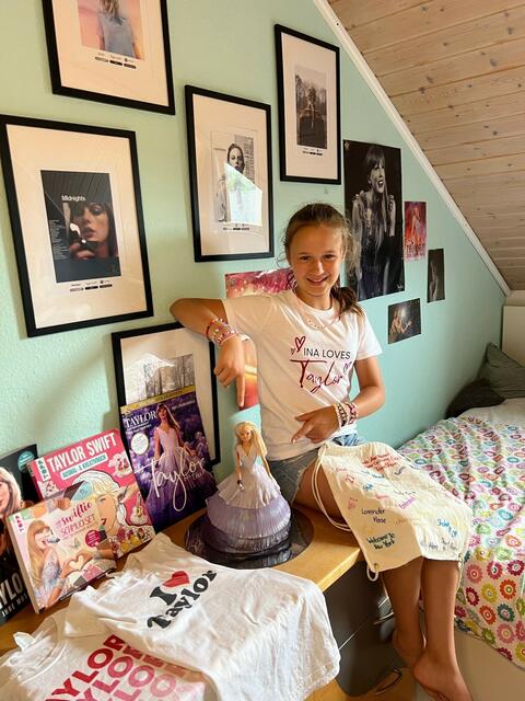"Wer in mein Zimmer kommt, sieht sofort, dass ich Taylor toll finde. Ich habe sogar ein Shirt mit der Aufschrift: „Ina loves Taylor.“ Um zu zeigen wie sehr ich (und meine Mama) die Tickets gewinnen wollen, haben wir 2 Tage lang eine Taylor Swift Torte gebacken und dekoriert", schreibt Ina Kaiser. | Foto: privat
