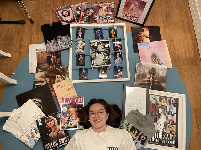 "Auf meinem Foto sind meine sechs Schallplatten meiner Lieblingsalben, meine Pullis, meine Zeitschriften (Meine Mutter hat mir sogar eine Zeitschrift aus Spanien mitgebracht!) und Bücher, und meine Bilder, die eigentlich an meiner Wand hängen. Ich spiele außerdem Klavier und Gitarre und singe und spiele super gerne Taylors Lieder", schreibt Jule Westermann. | Foto: privat