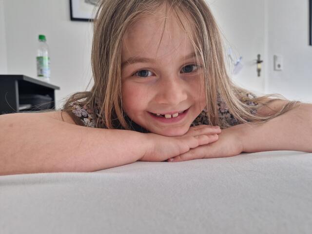 "Meine Tochter kennt alle Lieder auswendig und sie würde alles dafür tun einmal Taylor Swift in echt zu sehen", schreibt Verena Lonati. | Foto: privat