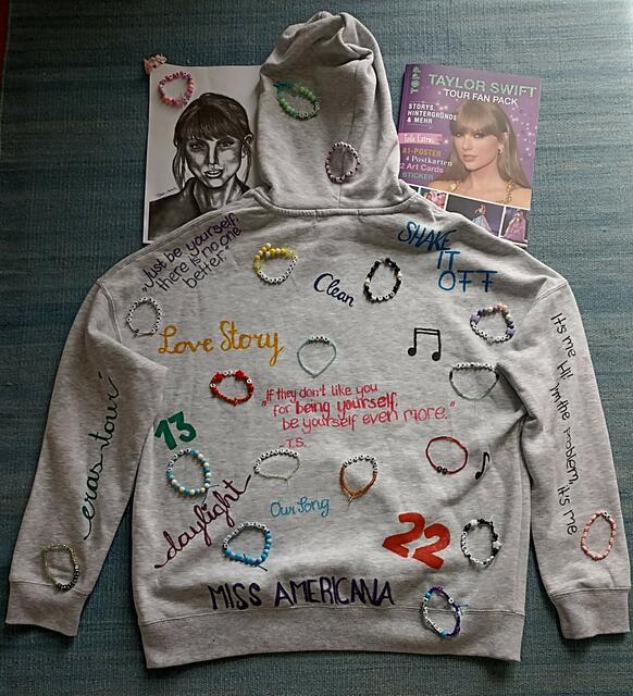 "Mein selbst bemalter, geliebter Taylor Swift Pulli mit den individuellen Armbändern und einem kleinen Teil meiner Talor Swift Bilder/Bücher", schreibt Caroline Volkmer. | Foto: privat