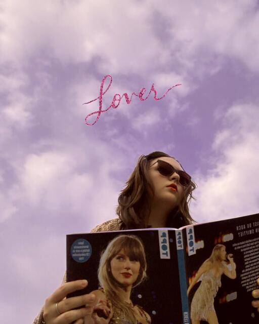 "Das Buch über die Geschichte von Taylor Swift habe ich erst an Ostern geschenkt bekommen und ich blättere bei jeder Gelegenheit darin. Ich bin mir ziemlich sicher, dass ich es bald auswendig kann, aber trotzdem entdecke ich immer wieder neue Details und Easter Eggs, für die Taylor Swift ja berühmt-berüchtigt ist. Ich würde lügen, wenn ich sagen würde, dass ich nicht jedes Interview, jedes neue Instagram-Foto und jede Fantheorie interpretiere und versuche, einen neuen Hinweis auf ein Lied oder sogar ein Album zu bekommen", schreibt Lina-Marie Otte. | Foto: privat