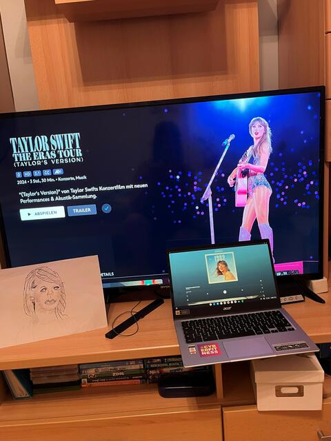 "Auf dem Fernseher schaue ich gerne den Konzertfilm „the Eras Tour“ der Film hat mich so begeistert , das ich bei der Eras Tour live in München unbedingt dabei sein möchte. Die ganze Show die sie im Film zeigen , würde ich gerne mal live Erleben wollen. Alle ihre Lieder inspieren mich von love Story bis hin zu Karma. Es ist eigentlich egal ob man ein Swiftie ist man trägt Taylor im Herz. Hauptsache ihre Lieder berühren uns, man kann mit ihr mitsingen ,Tanzen , Lachen und einfach Spaß haben", schreibt Sandra Rams. | Foto: privat