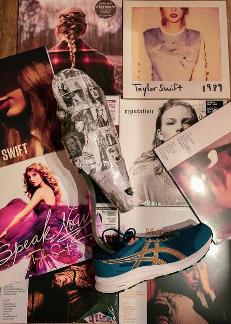 "Auf dem Foto seht ihr die Sportprothese meines Mannes, die er sich extra hat laminieren lassen. Es wäre zu schade, wenn diese nicht zum Einsatz kommen würde. Zudem hat er jede erdenkliche Taylor Swift LP, die täglich bei uns im Haus rauf und runter laufen. Da wir riesige Taylor Swift Fans sind und uns die Eras Tour 4x im Kino angesehen haben, würden wir jede erdenkliche Strecke auf uns nehmen, auch die knapp 600 km nach München", schreibt Nadine Müller-Rethfeldt . | Foto: privat