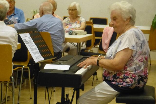 Frau Gertrud Kuhn begleitete zur Freude aller. | Foto: Rüdiger Leins