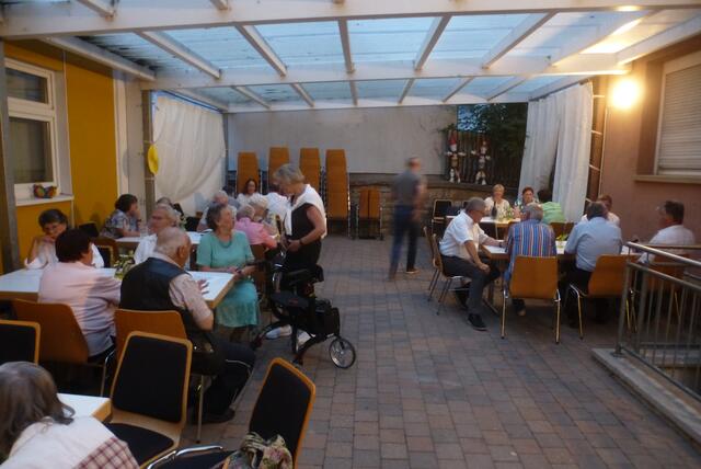 Draußen war gut sitzen. | Foto: Rüdiger Leins