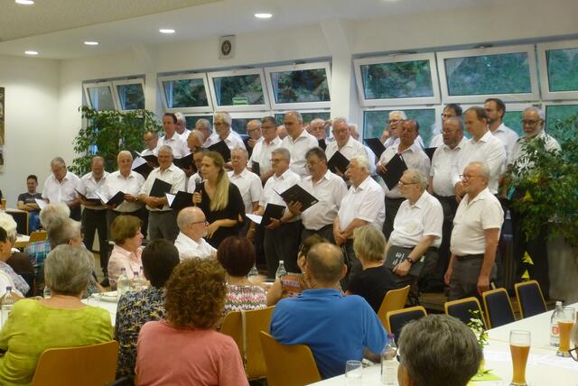 Frau Bettina Gerlach-Ehls hat das Dirigat des MGV. | Foto: Rüdiger Leins