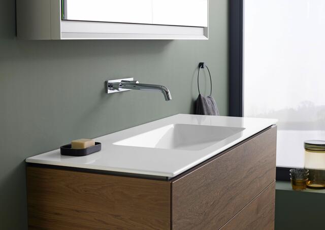 Ein Möbeleinbauwaschtisch, der die Form des Unterschranks aufnimmt, bringt Ruhe in das Design des Waschplatzes und bietet zusätzlich eine großzügige Ablagefläche.
 | Foto: DJD/Geberit