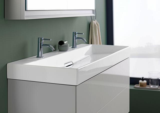 Moderne Optik und viel Platz für zwei: Klassischer Waschtisch in eckiger, dem Unterschrank angepasster Form. | Foto: DJD/Geberit