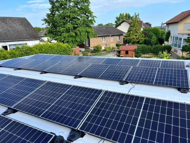 Mit effizienten Heiz- und Anlagentechniken wie zum Beispiel einer Photovoltaik-Anlage machen sich Hausbewohner unabhängiger von steigenden Energiepreisen. | Foto: DJD/www.smart-house.com