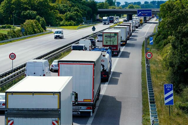 Für das kommende Wochenende erwartet das Innenministerium viel Verkehr auf den Autobahnen.  | Foto: (Symbolbild) Uwe Anspach/dpa