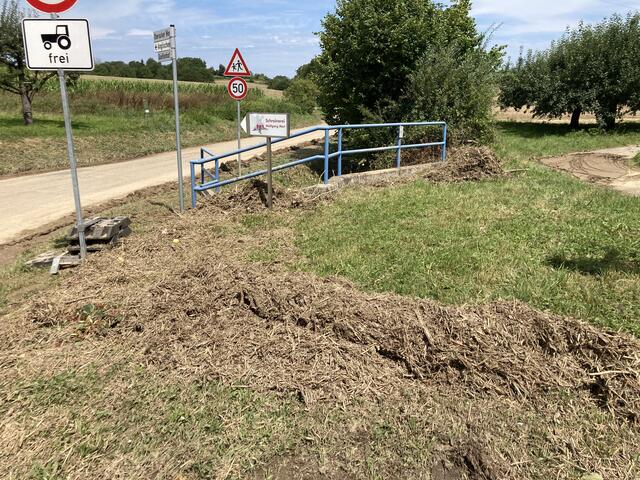 Von den abgeernteten Feldern sind Strohreste ausgespült worden.  | Foto: ger