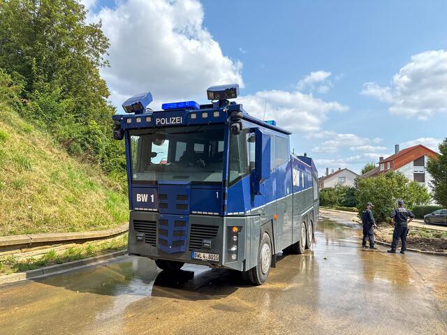 Bei den Aufräumarbeiten nach dem verheerenden Unwetter kommen auch Wasserwerfer zum Einsatz. | Foto: Fabian Geier / EinsatzReport24