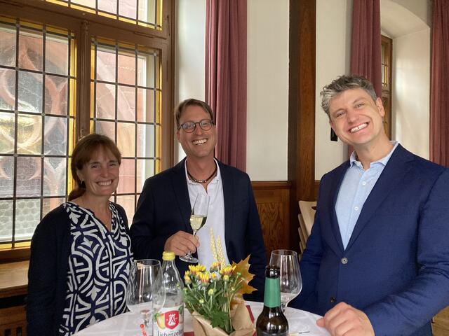 Der Rektor der Hebelschule Wolfgang Halbeis (rechts) mit der Konrektorin Sandra Lamberger-Glaser und Peter Dicks Sohn Christian.  | Foto: ger