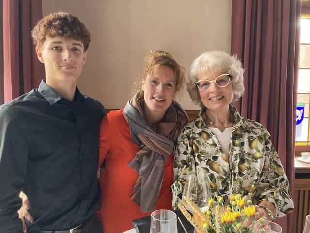 Auch Peter Dicks Familie war beim Empfang dabei: Rechts seine Frau Monika mit Tochter Claudia und Enkelsohn David. | Foto: ger