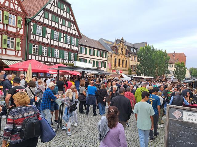 Viel zu sehen, zu genießen und zu erleben gab es beim Weinmarkt und Verkaufsoffenen Sonntag in Bretten. | Foto: Jennifer Warzecha