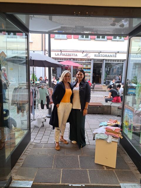 Auch die Einzelhändlerinnen in der Einkaufsstraße zeigten sich mit dem Verlauf des Verkaufsoffenen Sonntags zufrieden. | Foto: Jennifer Warzecha