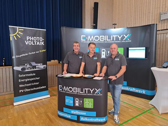 Berieten Interessenten und Besitzer von Einfamilienhäusern hinsichtlich Photovoltaikanlagen (von links): Bernd Link, René Alldinger und Hartmut Bauer von E-Mobility XX. | Foto: Jennifer Warzecha