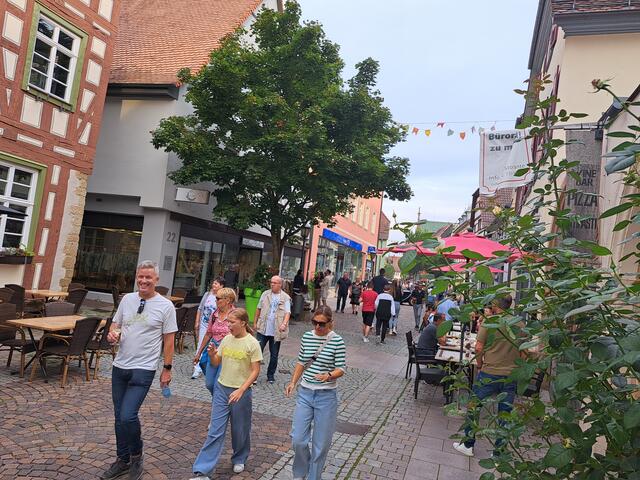 Mit einem Glas Wein in der Hand schlenderten viele Passanten die Einkaufsstraße entlang. | Foto: Jennifer Warzecha
