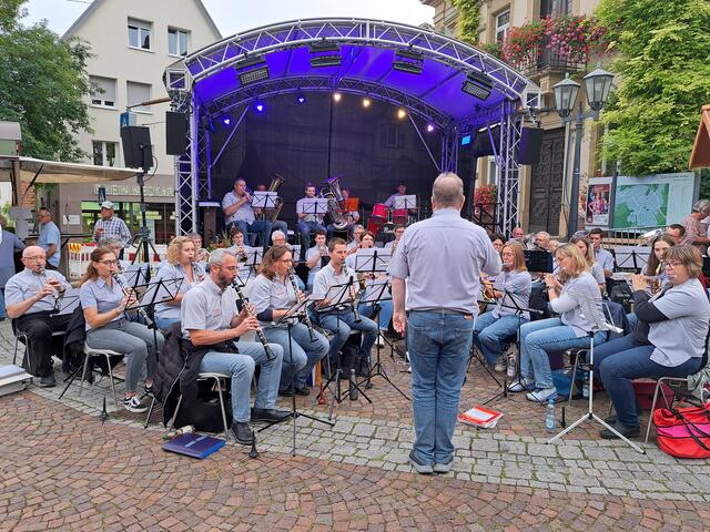 Am Sonntag spielte der Musikverein Bauerbach auf.  | Foto: Jennifer Warzecha