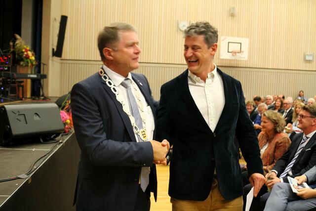 Martin Wolff mit dem geschäftsführenden Schulleiter Wolfgang Halbeis. | Foto: kuna