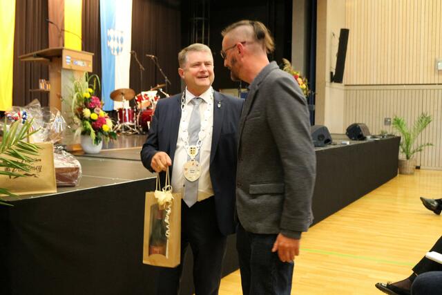 Auch aus den Partnerstädten waren Vertreter angereist, um Wolff zu verabschieden. | Foto: kuna