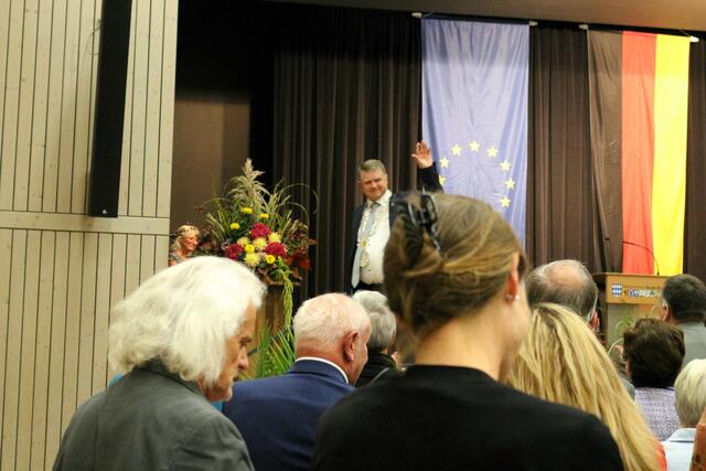 Nach 14 Jahren im Amt des Oberbürgermeisters verlässt Martin Wolff das Rednerpult unter Standing Ovations. | Foto: kuna