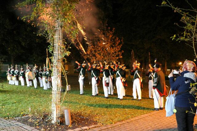 Zum Schluss gibt es drei Böllerschüsse durch die Bürgerwehr für den scheidenden OB. | Foto: kuna