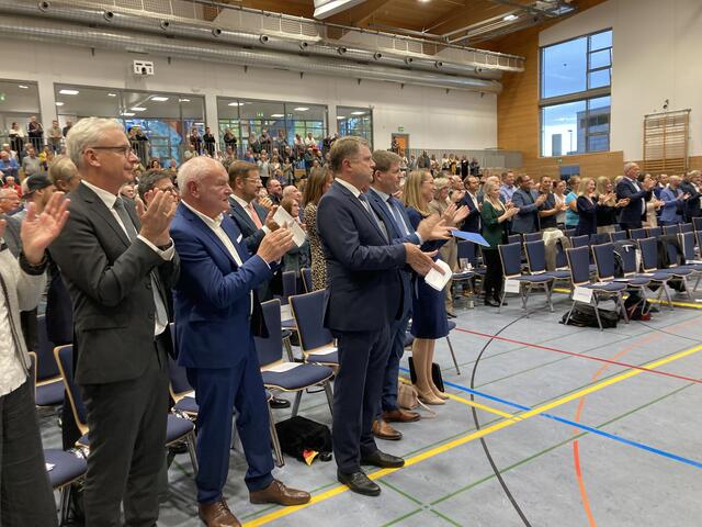 Applaus von Landrat Christoph Schnaudigel, dem ehemaligen Bundestagsabgeordneten Joachim Kößler, dem scheidenden OB Martin Wolff, Bürgermeister Michael Nöltner und Caroline Morast, Nico Morasts Ehefrau (von links) | Foto: ger