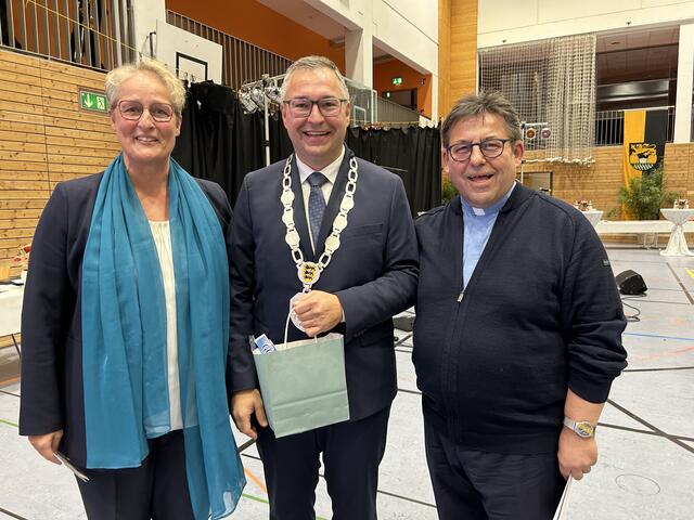 Dekanin Ulrike Trautz von der evangelischen Kirche und Harald-Mathias Maiba von der katholischen Kirche (rechts) überbrachten Gottes Segen und eine Einladung zum gemeinsamen Essen. | Foto: Reinold