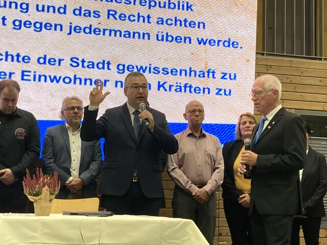 Grünen-Stadtrat Otto Mansdörfer (rechts) hatte die Vereidigung vorgenommen.  | Foto: ger