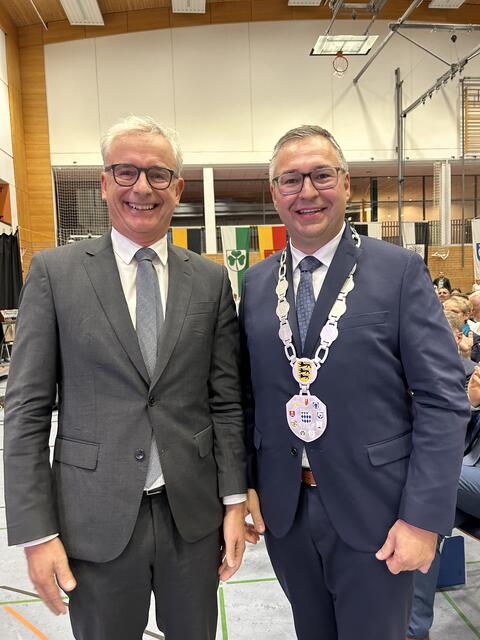 Nico Morast als frischgebackener OB mit Landrat Christoph Schnaudigel (rechts) | Foto: Reinold