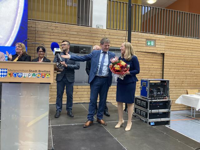 Michael Nöltner (zweiter von rechts) überreichte Caroline Morast einen Blumenstrauß.  | Foto: ger