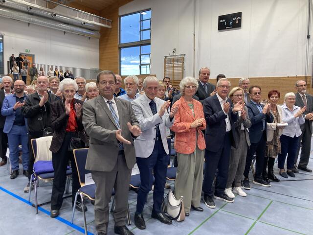 Unter den vielen Gästen waren auch die Ehrenbürger und Träger der Bürgermedaille der Stadt sowie zahlreiche (Ober-)Bürgermeister.  | Foto: ger