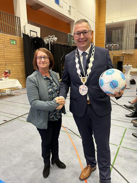 Michaela Krimmel, Personalrätin der Stadt, überreicht dem neuen Oberbürgermeister einen Fußball.  | Foto: Reinold