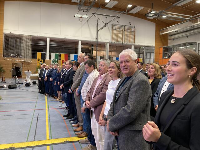 Der neue Gemeinderat stimmte beim Badnerlied kräftig mit ein. | Foto: ger